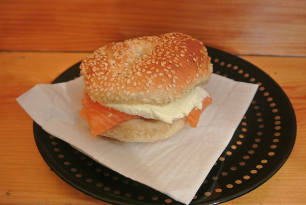 Bagel al Columbia Road Flower Market. Credits Sina Meyer